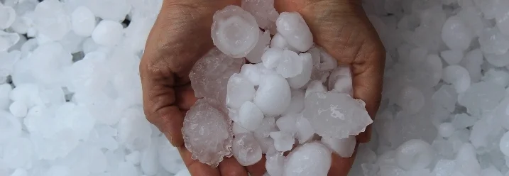 Hände halten mehrere Hagelkörner